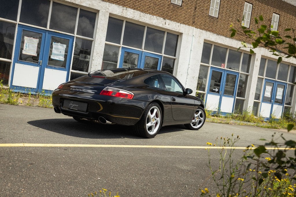 Porsche 911 3.4 Coupé Carrera 4 Manual (300pk) Xenon 18" 10, Auto's, Porsche, Euro 2, Gebruikt, Zwart, 1350 kg
