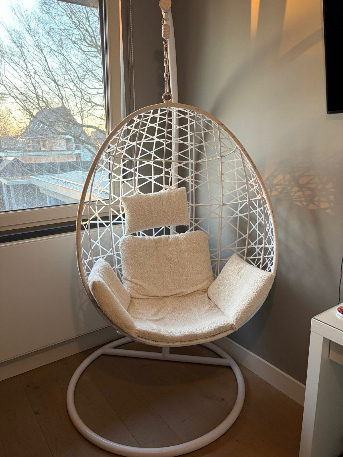 Witte hangstoel met standaard en kussens, Huis en Inrichting, Stoelen, Ophalen, Modern, Bohemian, Wit, Zo goed als nieuw