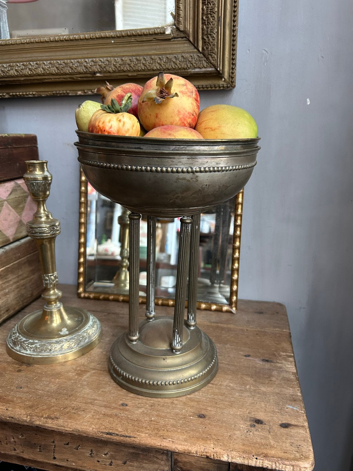 Antieke schaal met decoratief fruit, Ophalen