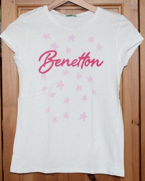 Benetton – Wit T-shirt met roze logo & sterren – 11-12j, United Colors of Benetton, Meisje, Ophalen of Verzenden, Zo goed als nieuw