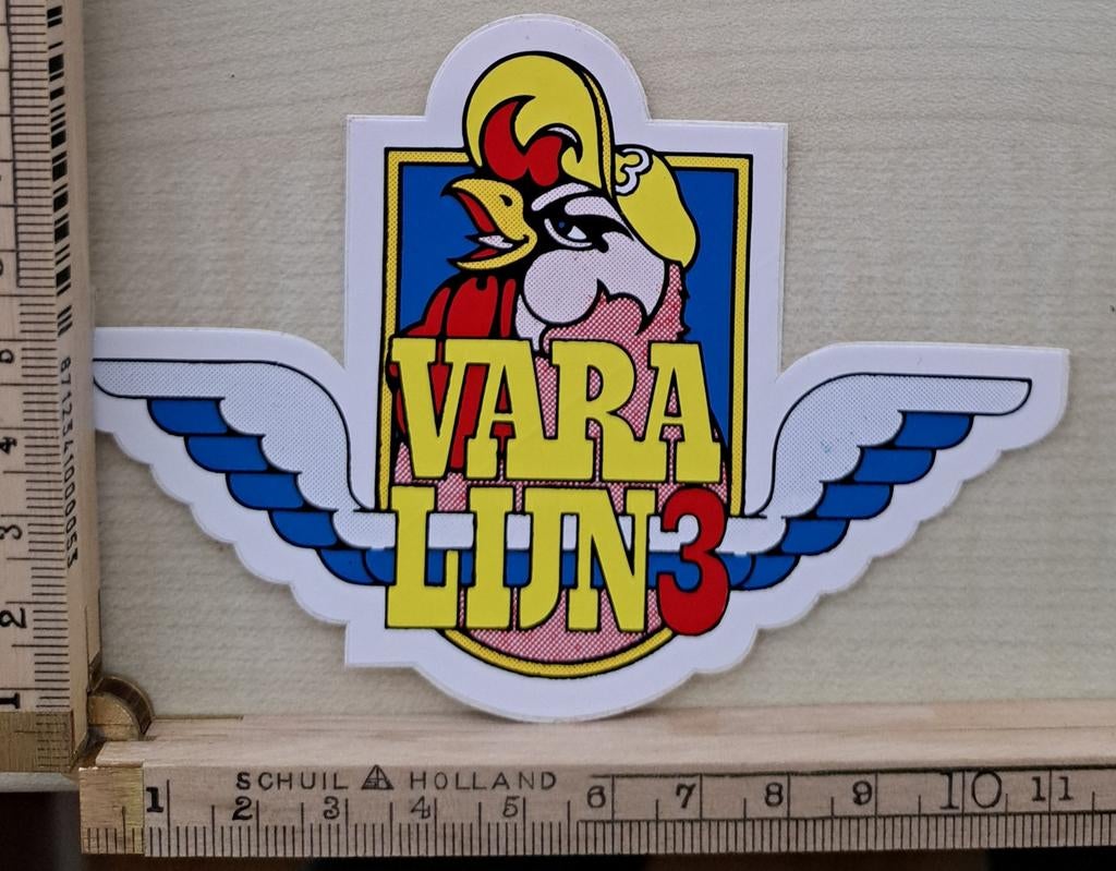 Vintage sticker VARA lijn 3 donker rode haan radiozender, Ophalen of Verzenden, Zo goed als nieuw