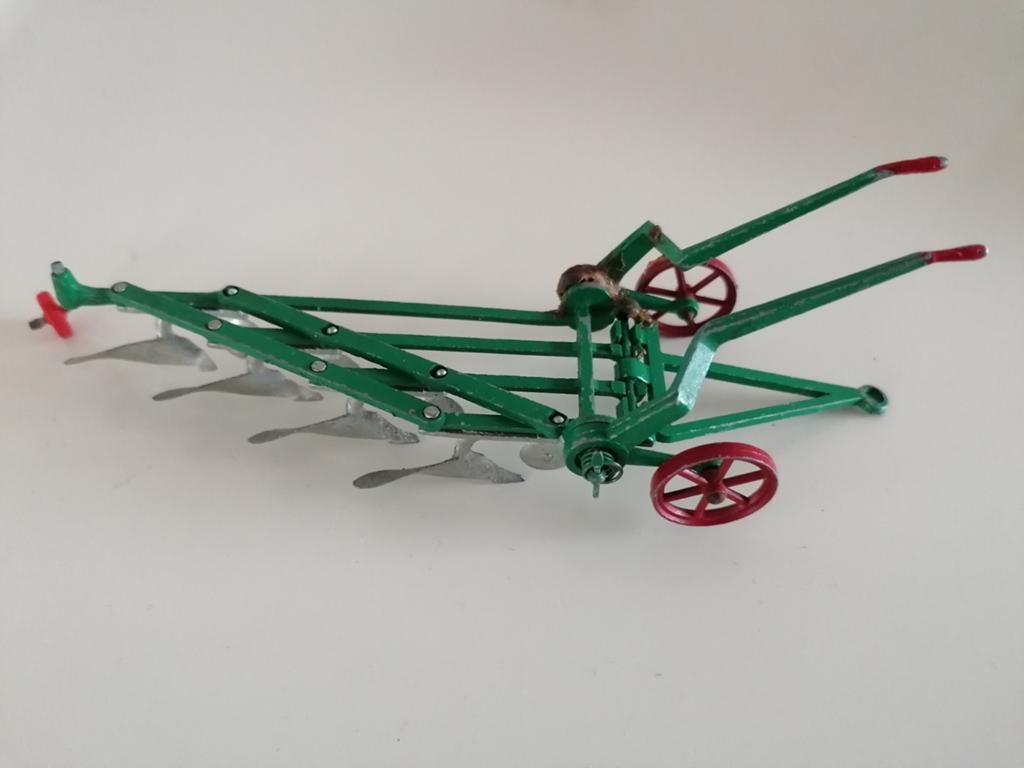 Britains Farm 138 F uit 1955 Getrokken 4 Schaar Ploeg
Paard, Ophalen of Verzenden, Zo goed als nieuw, Britains