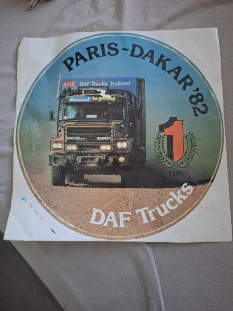 Vintage DAF N.A.T. WINNAAR 1982 Paris-Dakar Sticker 32x32 CM, Ophalen of Verzenden