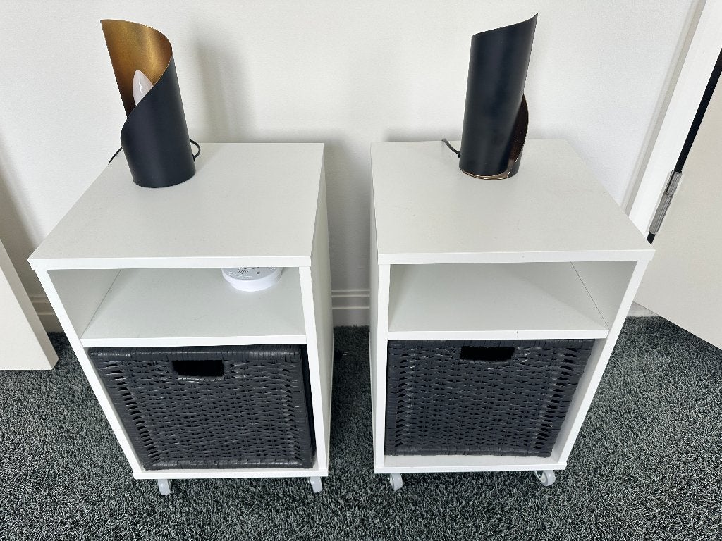 2x Witte IKEA VIHALS Nachtkastjes op Wieltjes (incl Manden), Huis en Inrichting, Slaapkamer | Nachtkastjes, Ophalen, Zo goed als nieuw