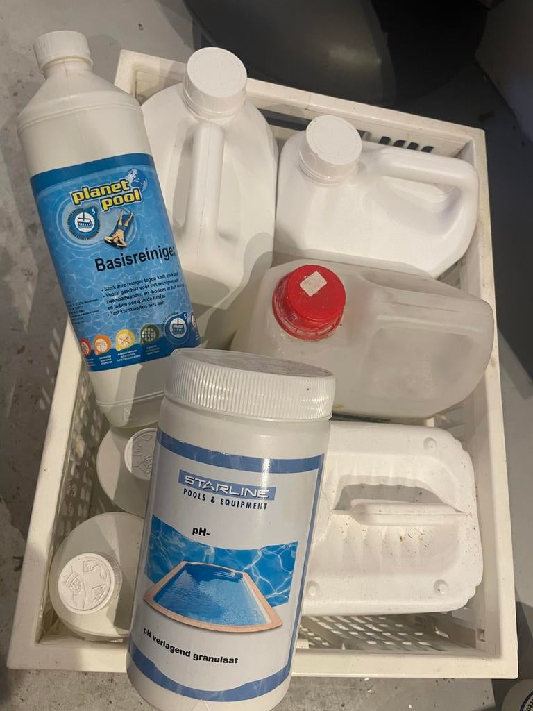 Krat vol zwembad chemicaliën, Ophalen, Gebruikt
