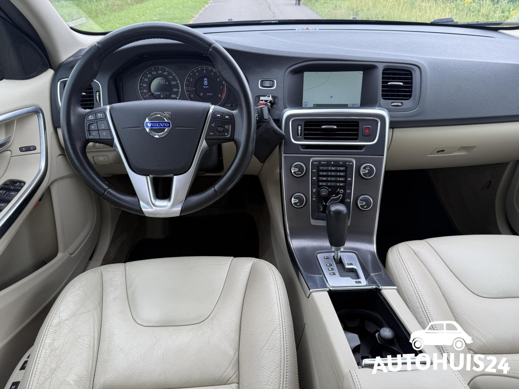 Volvo S60 2.0T Intro Edition NL-AUTO|TREKHAAK|LEDER|NAVI, Euro 5, Beige, 4 cilinders, Met garantie (alle)