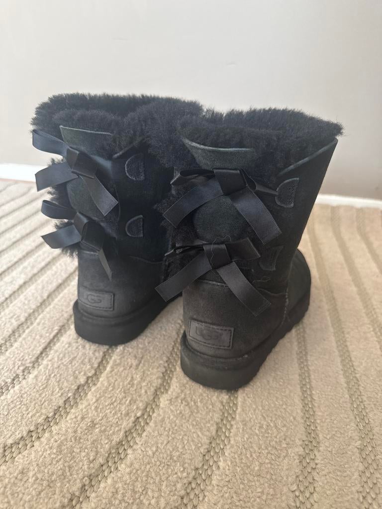 Zwarte Uggs met strikjes, maat 36, Kleding | Dames, Schoenen, Gedragen, Lage of Enkellaarzen, Zwart, Ophalen of Verzenden