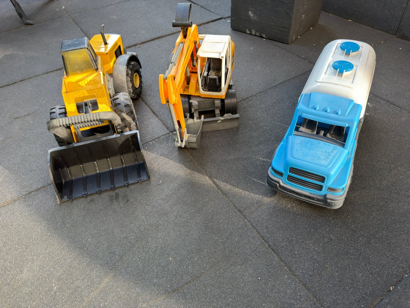 3 speelgoedvoertuigen: 2 plastic, 1 metaal (Tonka), Kinderen en Baby's, Speelgoed | Speelgoedvoertuigen, Ophalen of Verzenden