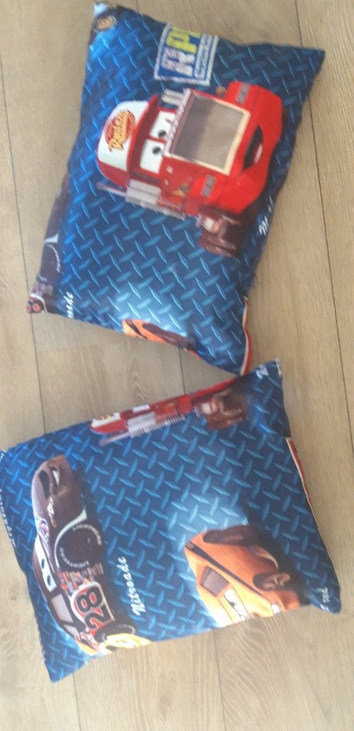 2 Cars kussens, Kleed of Kussen, Zo goed als nieuw, Blauw, Inclusief kussen