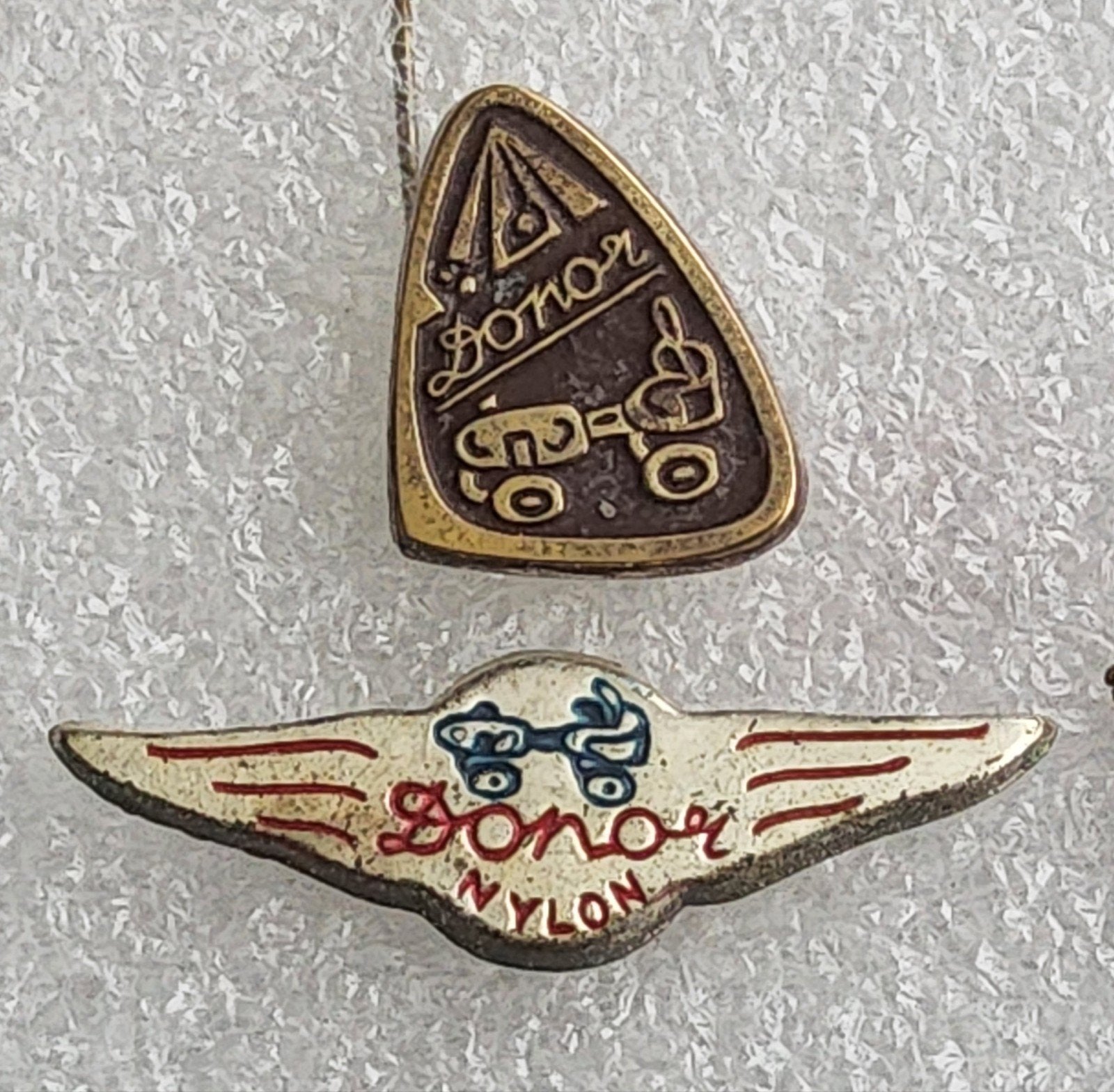 2 Vintage Donor Rolschaatsen Speldjes, Ophalen of Verzenden, Gebruikt, Sport, Speldje of Pin