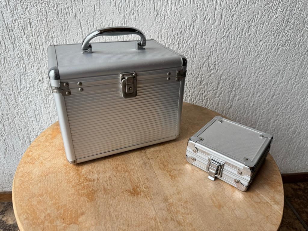 2 zilverkleurige opbergdozen: CD-rom en aluminium, Ophalen of Verzenden, Gebruikt, Minder dan 50 cm
