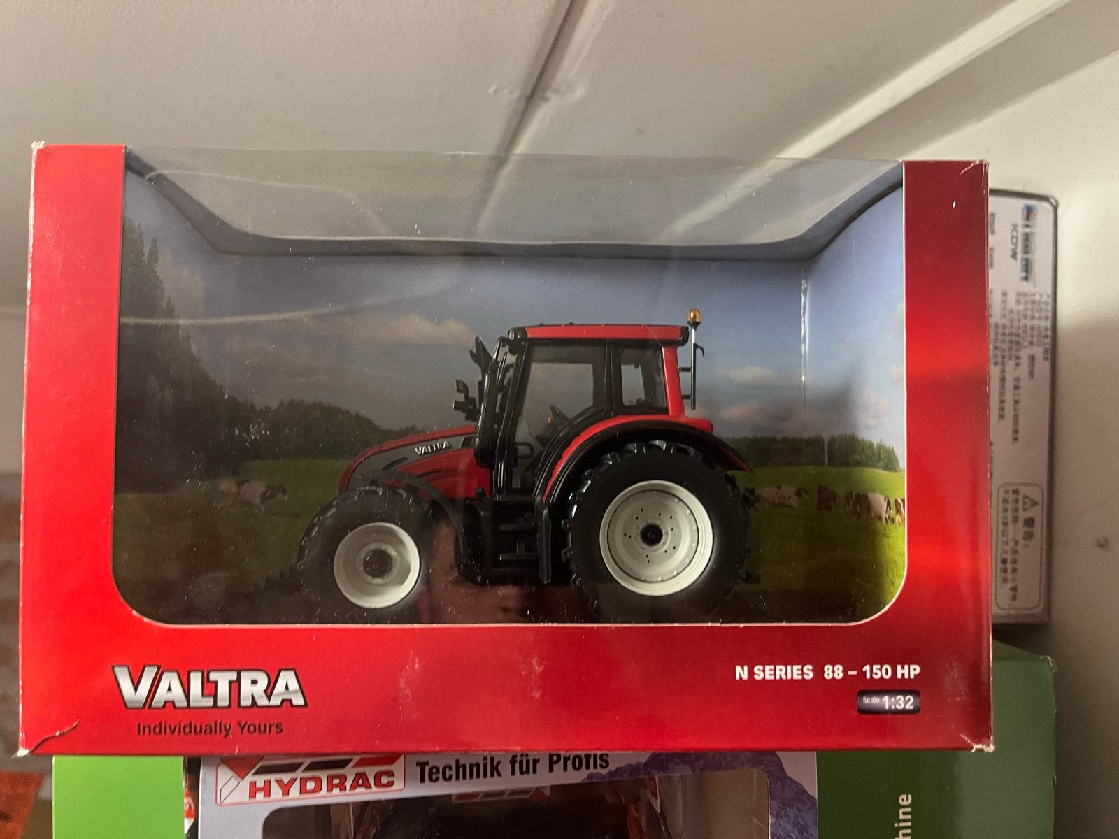 Valtra N 142 Tractor Model 1:32, Ophalen of Verzenden, Nieuw