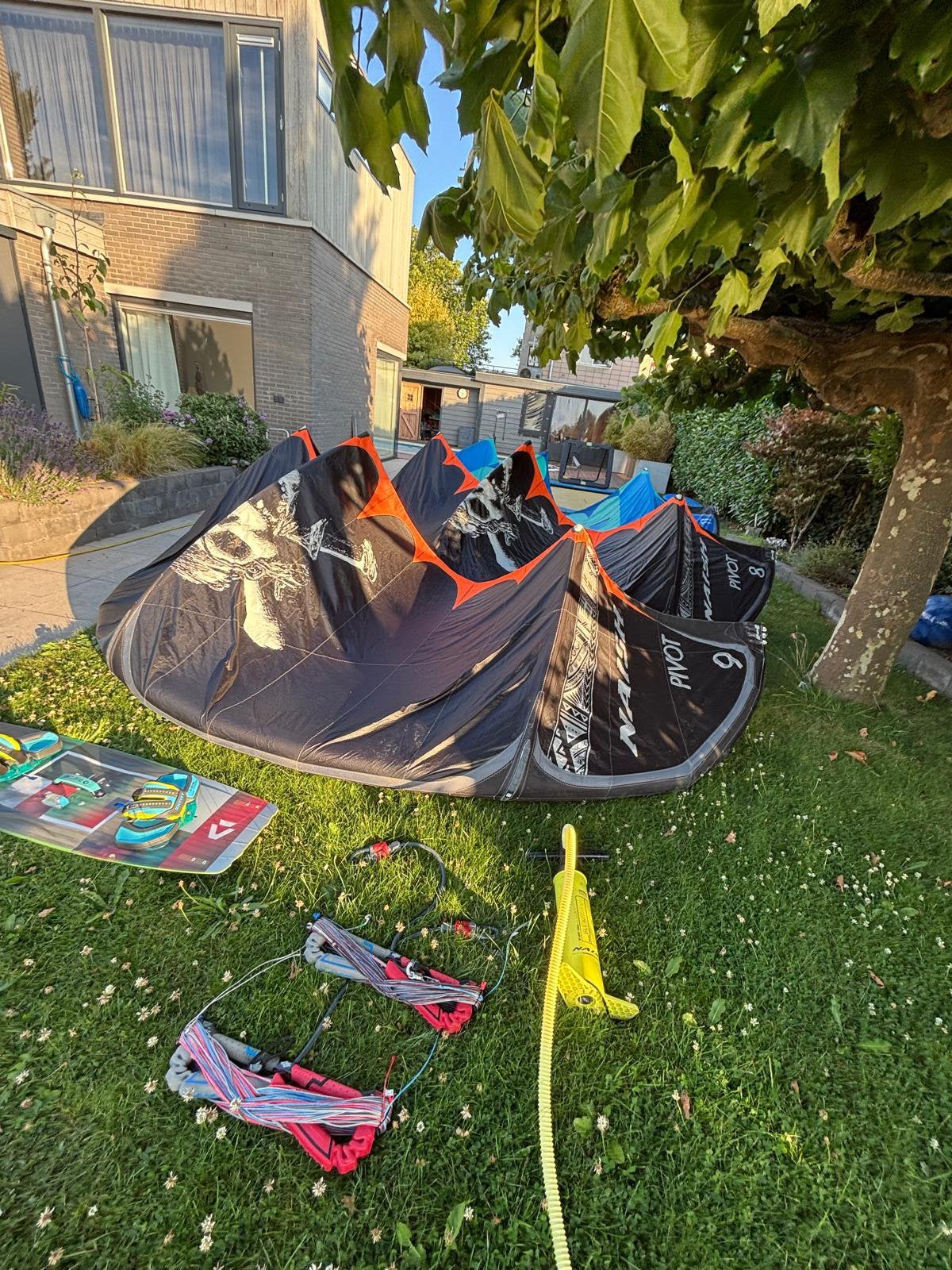 Complete kitesurfset – Naish Pivot S21 (8-9-11m) &Contra 15m, Watersport en Boten, Kitesurfen, Geen board, Ophalen, Zo goed als nieuw