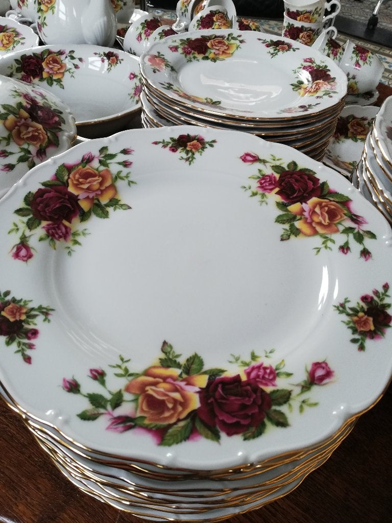 14 pers Eet- en koffie servies met prachtig rozen decor, Ophalen, Zo goed als nieuw, Overige stijlen, Porselein