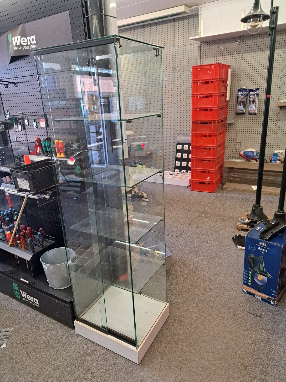 Te koop glazen vitrinekast met schuifdeuren, Modern, functioneel, 150 tot 200 cm, 25 tot 50 cm, Glas