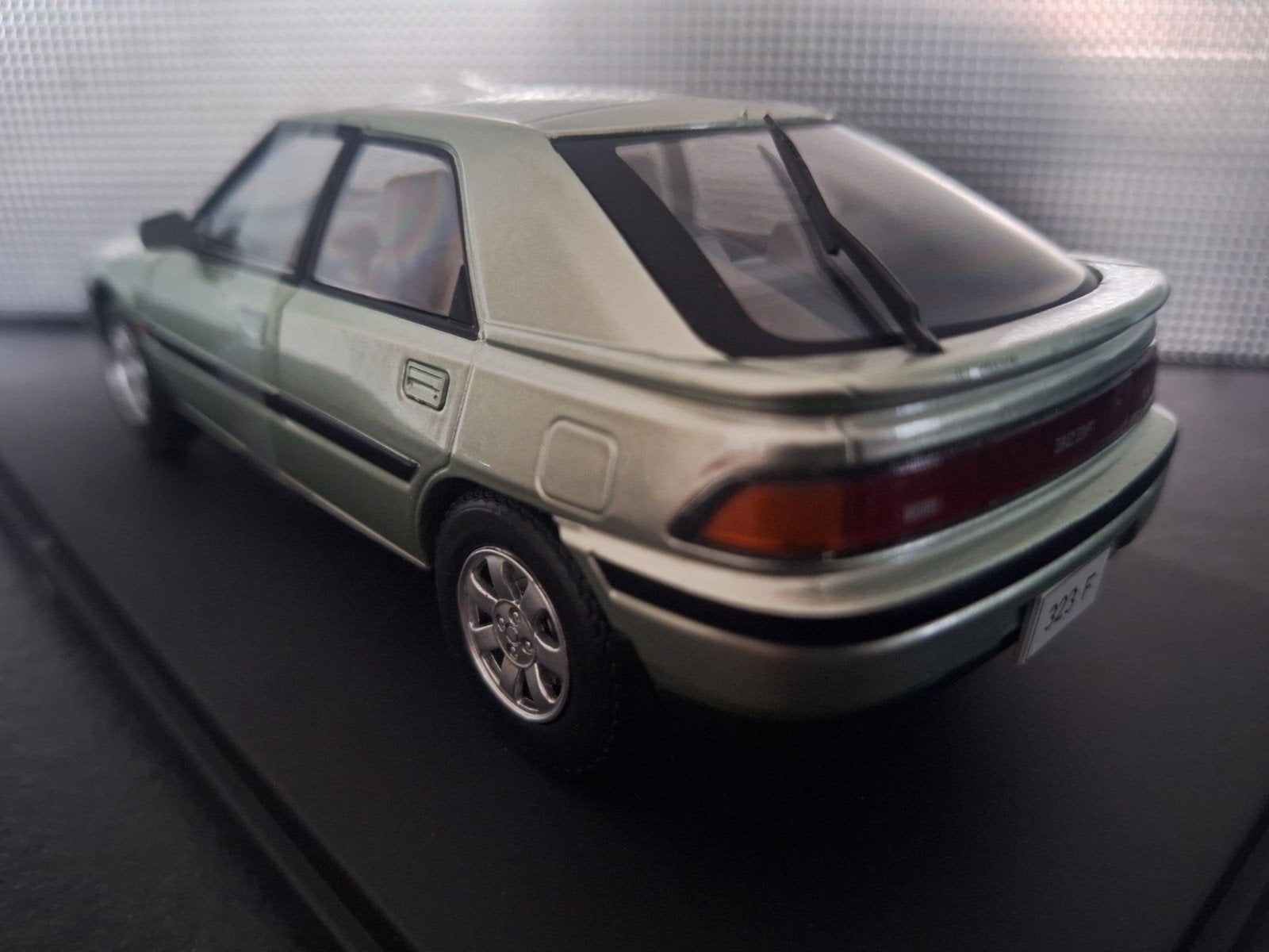 Mazda 323F 1989 Schaal 1:24, Hobby en Vrije tijd, Overige merken, WhiteBox, Auto, Nieuw