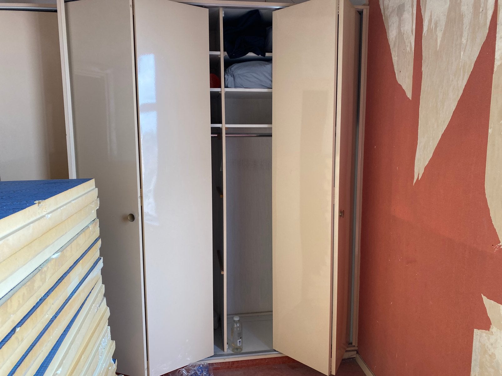 Gratis: Metalen kastdeuren. 3 stuks van 223x90cm, Ophalen, 50 tot 100 cm, Zo goed als nieuw, Minder dan 100 cm
