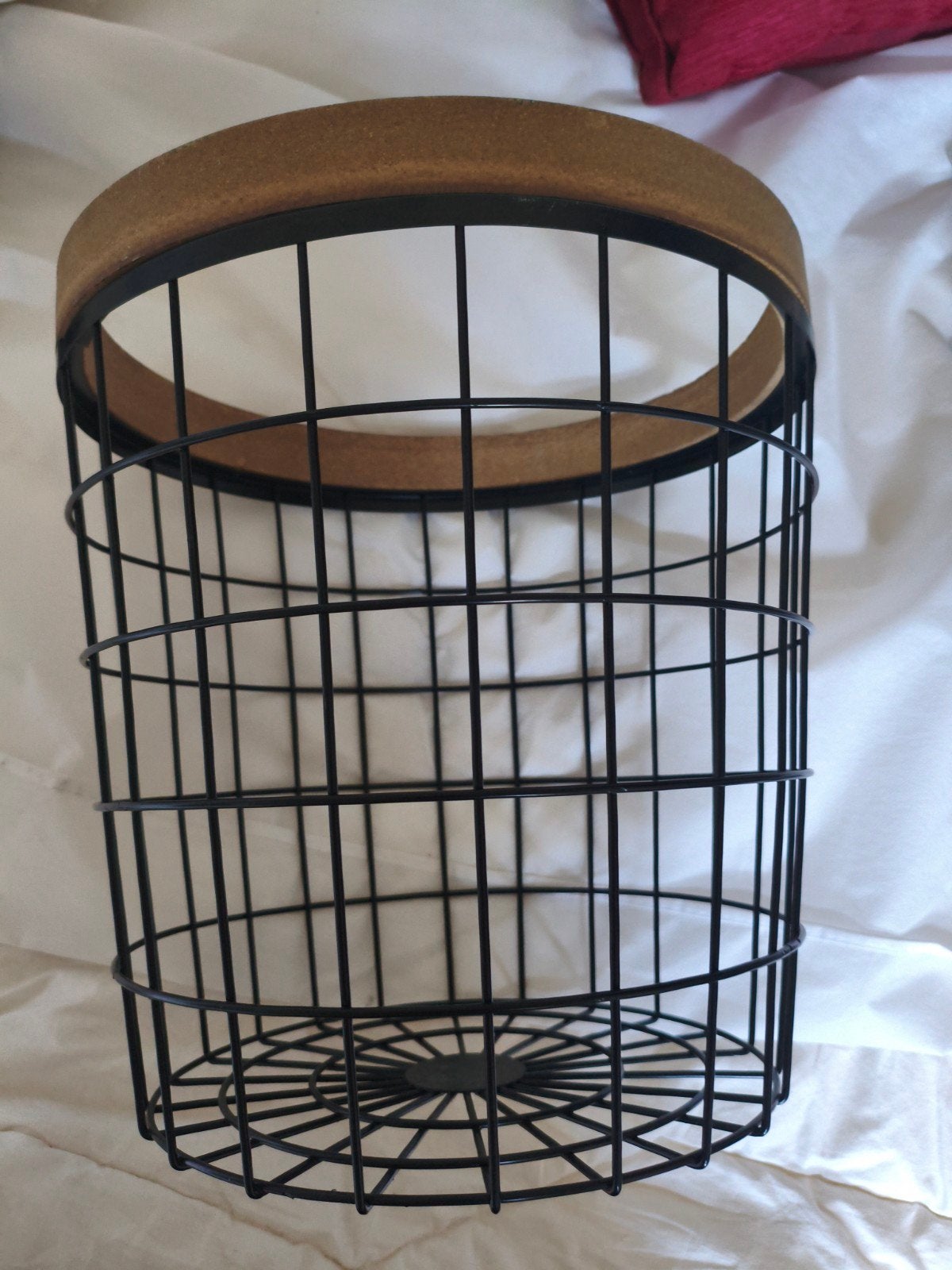 Zwarte metalen mand met kurken rand, Huis en Inrichting, Woonaccessoires | Schalen en Manden, Ophalen, Rond, Overige materialen