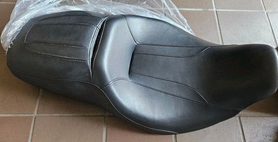 Origineel zadel Harley Road King Special 2023, Motoren, Ophalen of Verzenden, Gebruikt