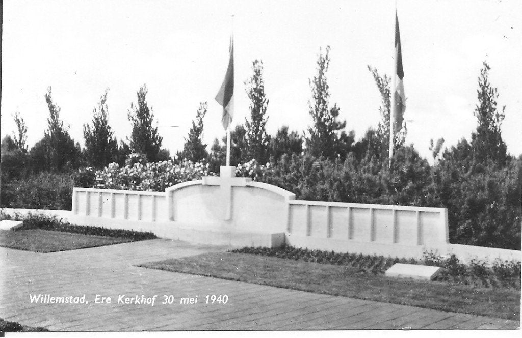 Willemstad Ere Kerkhof 30 mei 1940 - Zeldzame Ansichtkaart, Ophalen of Verzenden, 1960 tot 1980, Gelopen, Noord-Brabant