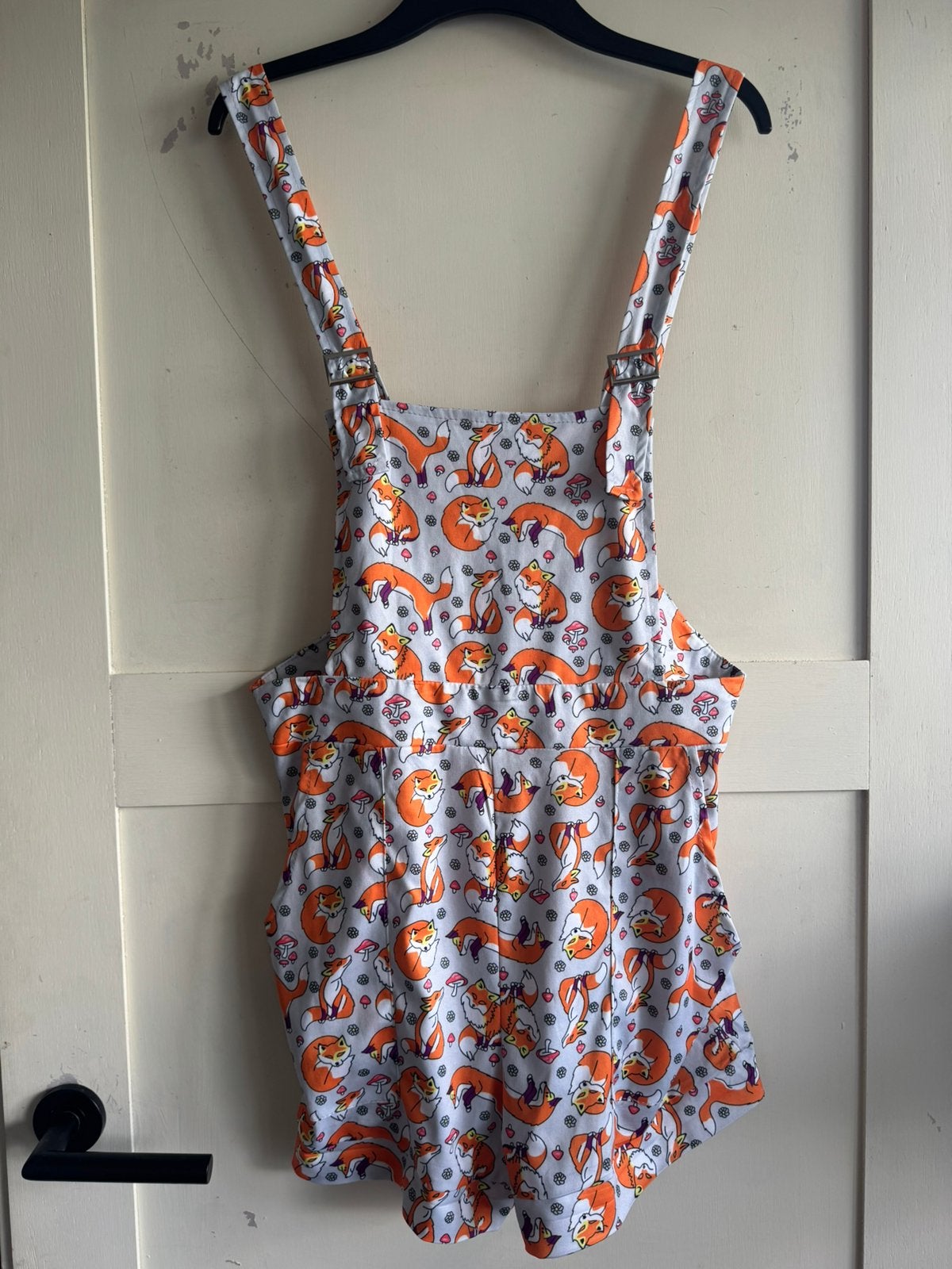 Grijze jumpsuit playsuit met vosjes tuinbroek model maat S/M, Ophalen of Verzenden, Zo goed als nieuw, Maat 38/40 (M), Grijs