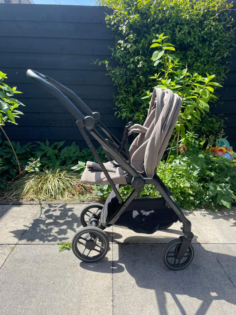 Maxi-Cosi Leona 2 luxe truffle beige met reistas en adapters, Ophalen, Zo goed als nieuw, Maxi-Cosi, Zonnekap