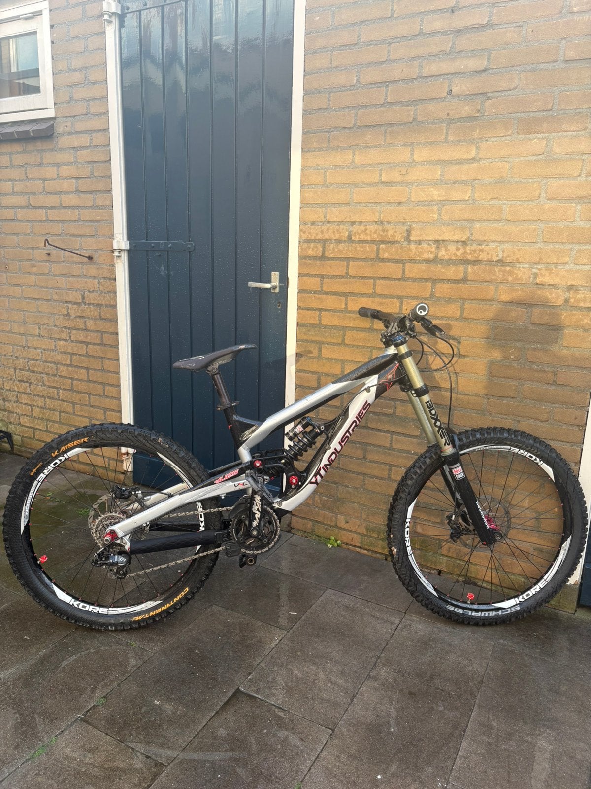 YT TUES 2.0 DH 26” | Boxxer RC | AMS  Vraagprijs: €1.850,-, Zo goed als nieuw, Schijfrem, 53 tot 57 cm, Ophalen