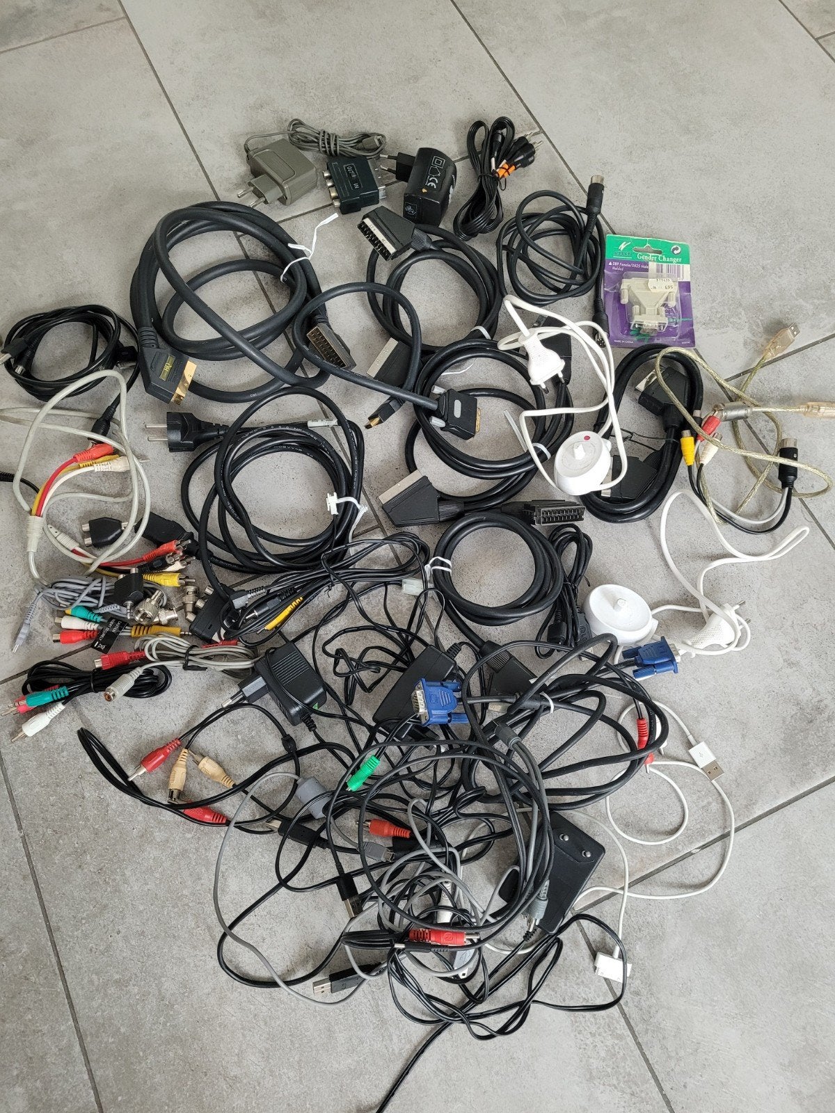 Grote partij diverse kabels (Scart, HDMI, Coax, etc.), Ophalen of Verzenden, Gebruikt, Minder dan 2 meter, Scartkabel