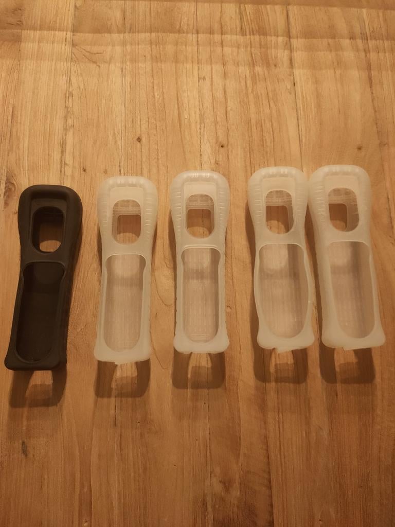 Wii controller hoesjes 1 zwart en 4 wit(PRIJS PER STUK!), Overige genres, 1 speler, Ophalen of Verzenden, Zo goed als nieuw