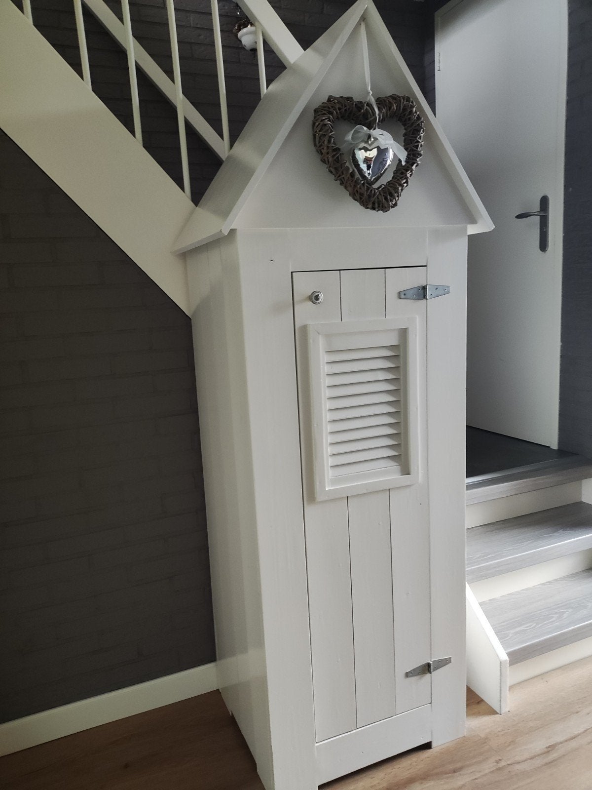 Unieke witte kast in huisjesvorm, strandkastje, kledingkast, Ophalen, Gebruikt