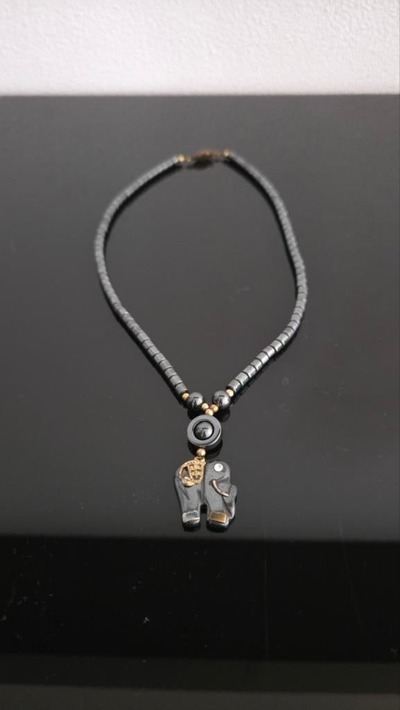 Halsketting met olifant hanger - Hematiet & Goudkleurig, Zwart, Ophalen of Verzenden, Zo goed als nieuw, Steen of Mineraal