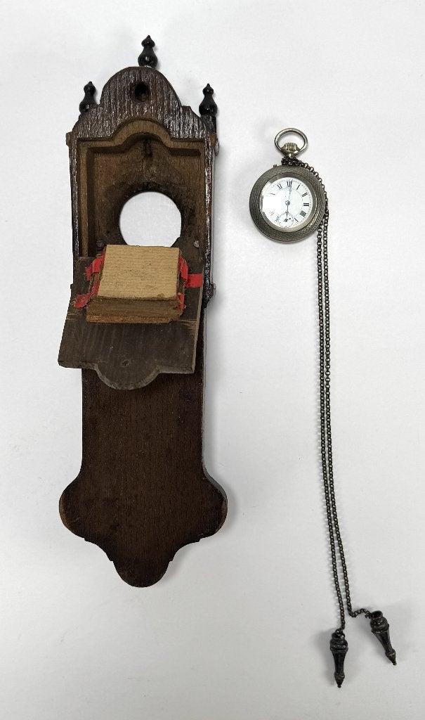 656. Zakhorloge in houder, eerste helft 20e eeuw, Ophalen of Verzenden
