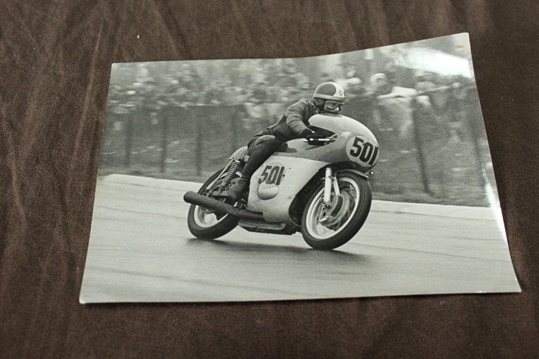 foto Giacomo Agostini op MV Agusta racer TT, Ophalen of Verzenden, Gelezen