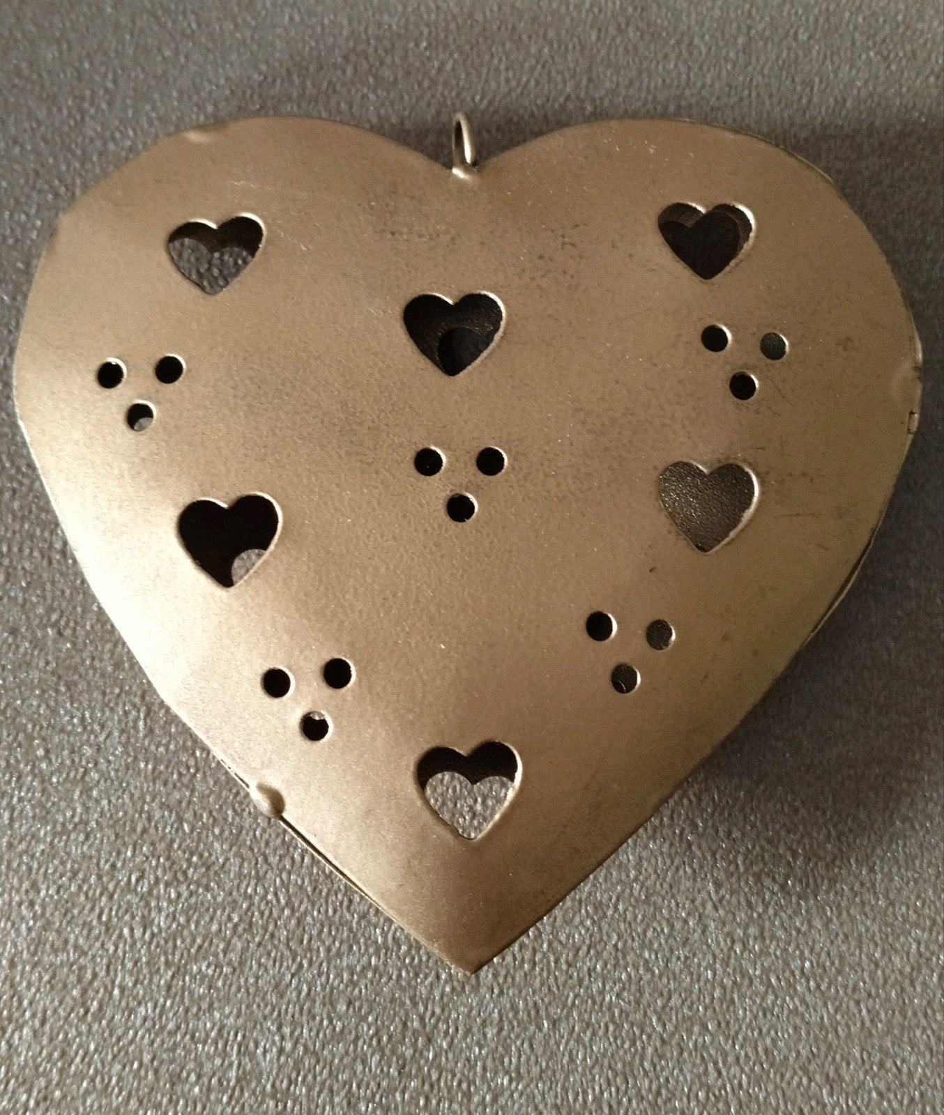 Gouden hartvormige hanger met uitgesneden hartjes, Huis en Inrichting, Woonaccessoires | Overige, Gebruikt, Metaal, Goud, Verzenden