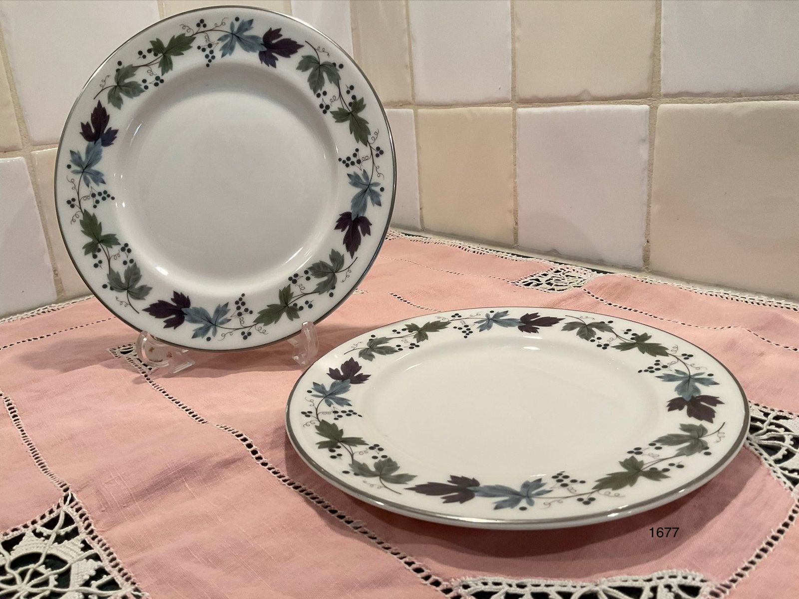 2 Royal Doulton Burgundy TC1001 gebaksbordjes, Huis en Inrichting, Keuken | Servies, Gebruikt, Overige merken, Klassiek, Ophalen of Verzenden