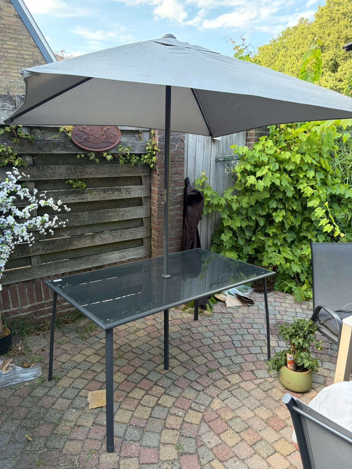 Tafel met parasol, wegens overcompleet, Nieuw, Ophalen of Verzenden, Stokparasol, 1 tot 2 meter
