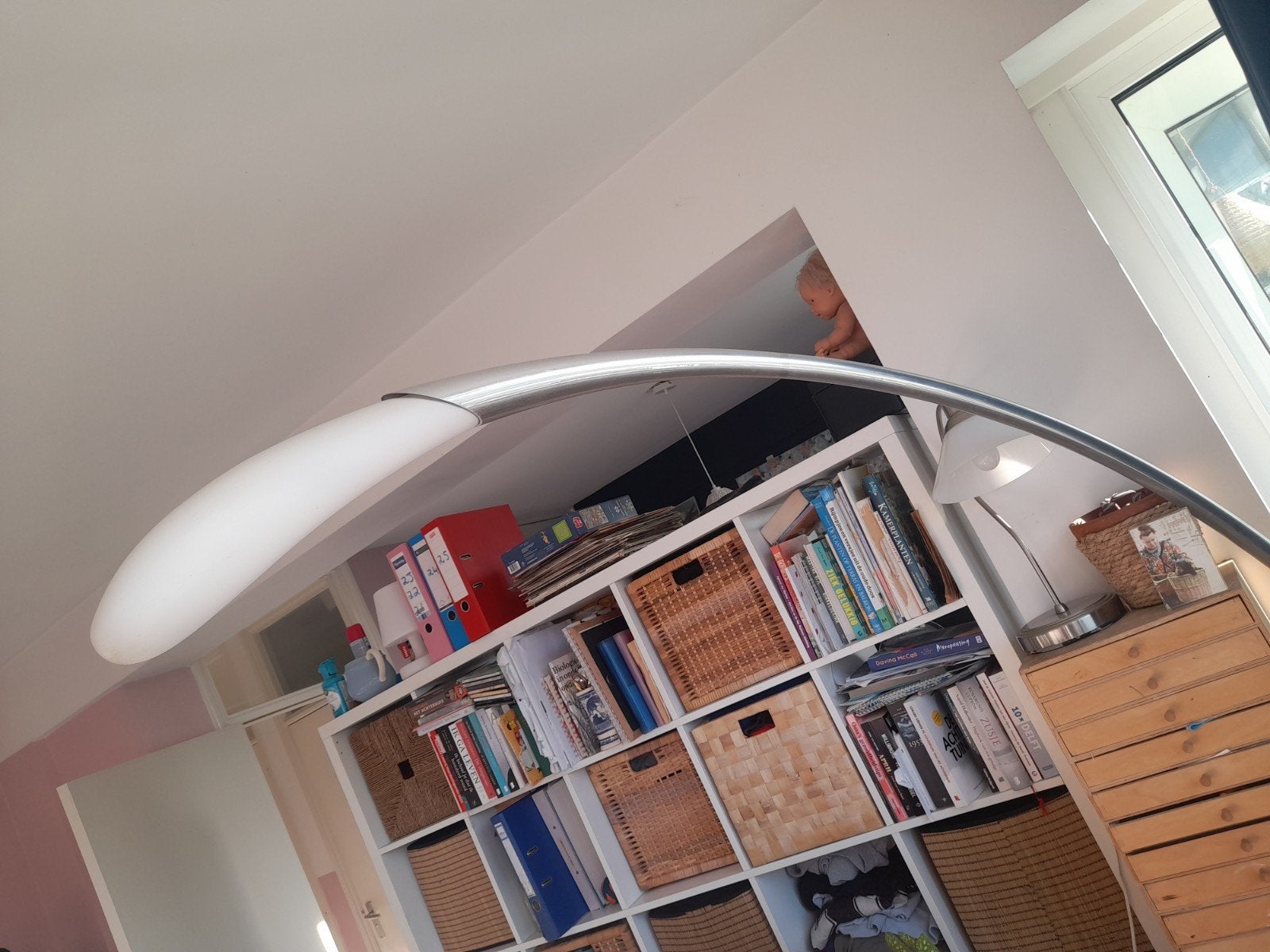Moderne booglamp met chrome stang en brede voet, Ophalen, Gebruikt, Overige fittingen, Metaal