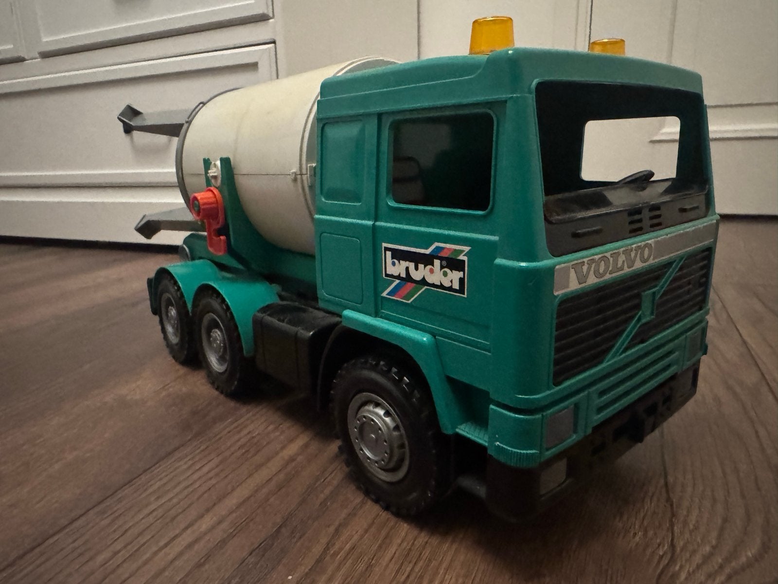 Bruder Volvo F12 met afzetbare silo, Ophalen of Verzenden, Gebruikt