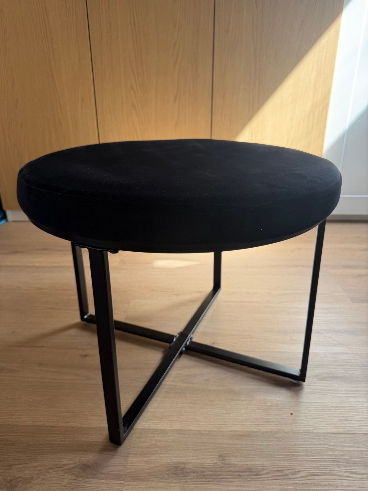 Zwart fluwelen krukje met metalen onderstel, Ophalen, Gebruikt, Staal