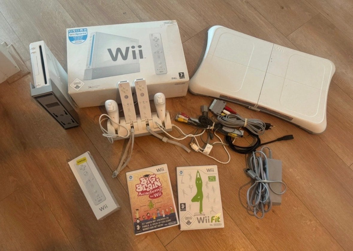 Nintendo Wii Compleet met Balance Board, 4 controllers & 2 g, Ophalen of Verzenden, Gebruikt, Met 3 controllers of meer, Met games