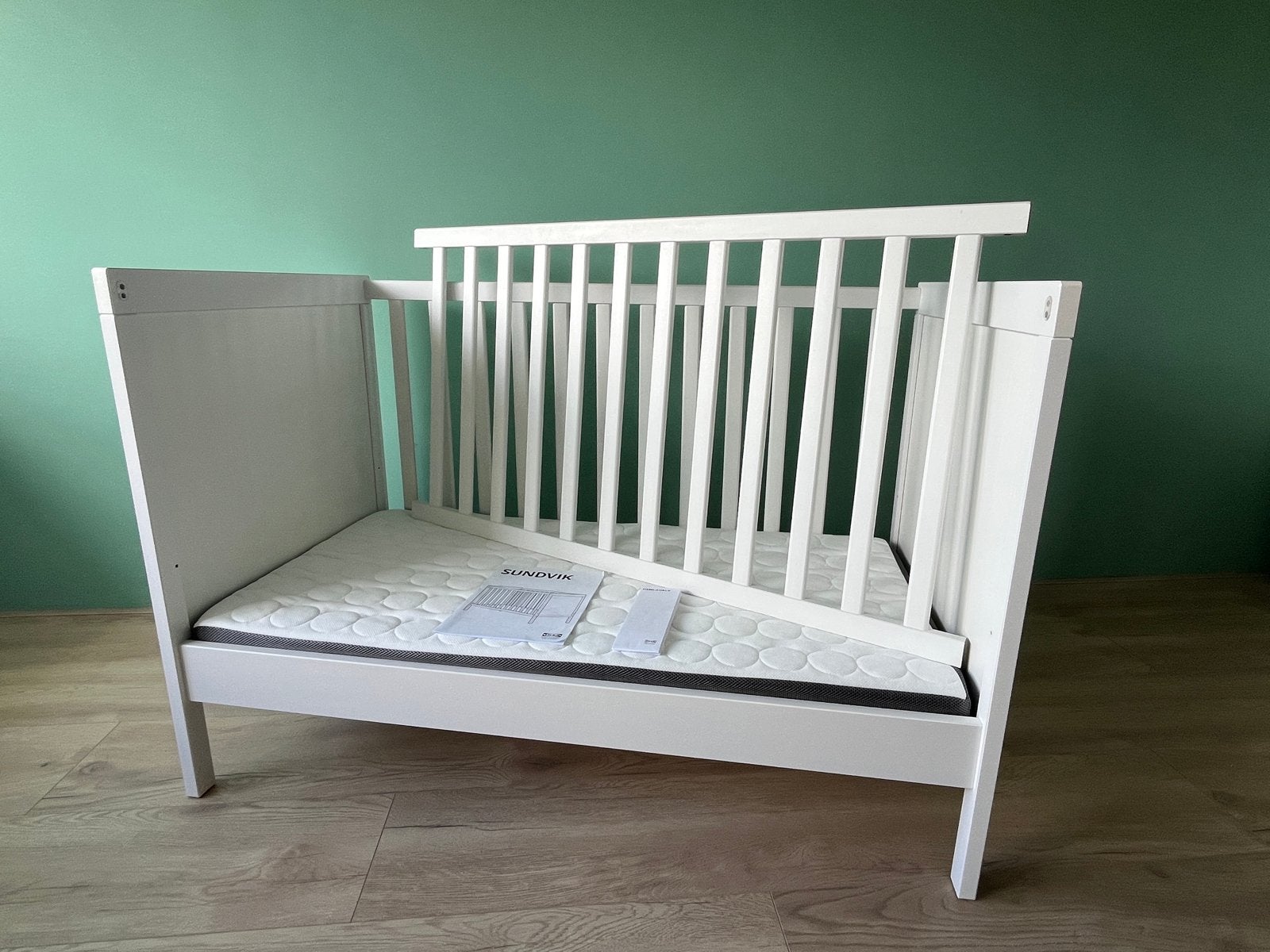 Wit IKEA SUNDVIK Babybed Compleet met Matras en Beschermer, Ophalen, Zo goed als nieuw, Lattenbodem, Minder dan 140 cm