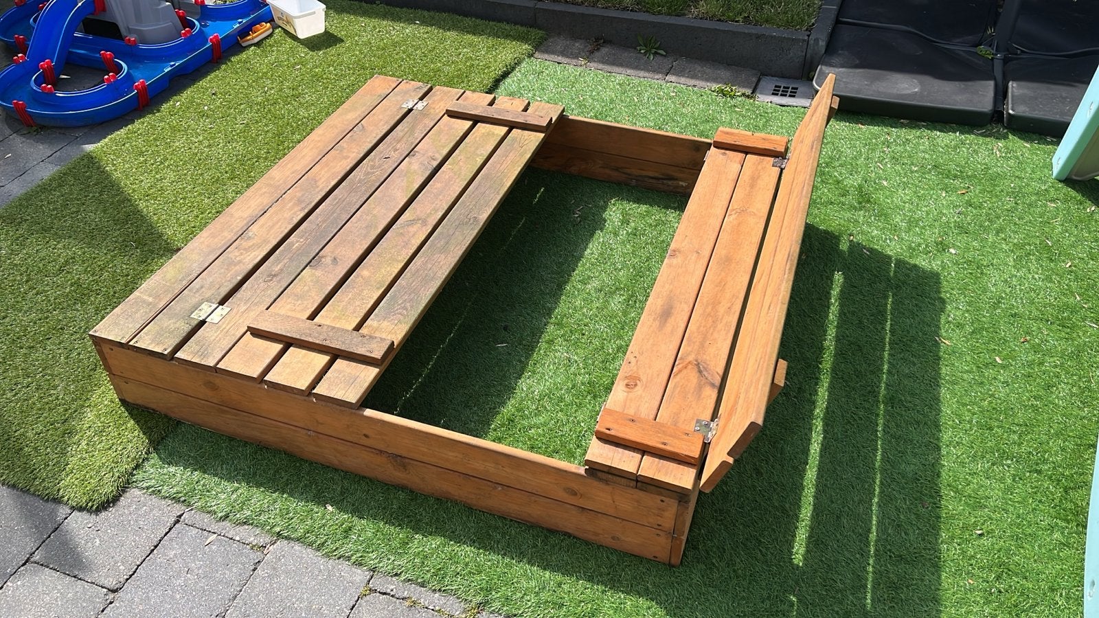 Houten zandbak met deksel en 2 zakken zand, Ophalen, Gebruikt