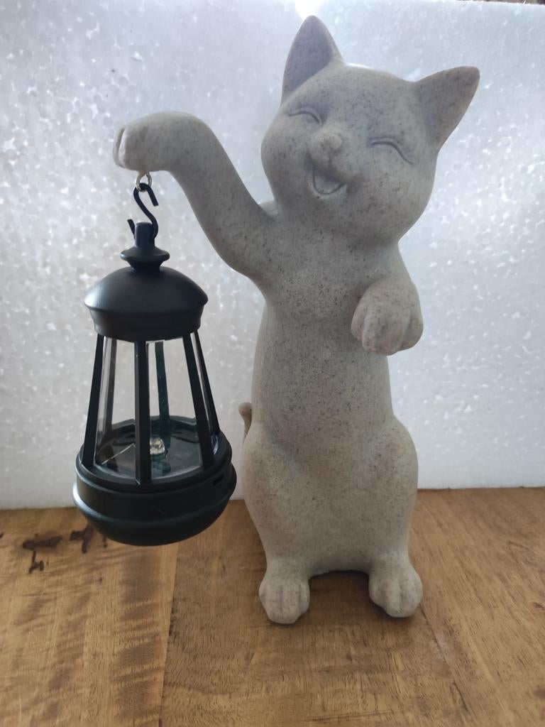 Tuinornament Poes met Lantaarn - Nieuw, Tuin en Terras, Tuinbeelden, Ophalen of Verzenden, Nieuw, Overige materialen, Dierenbeeld