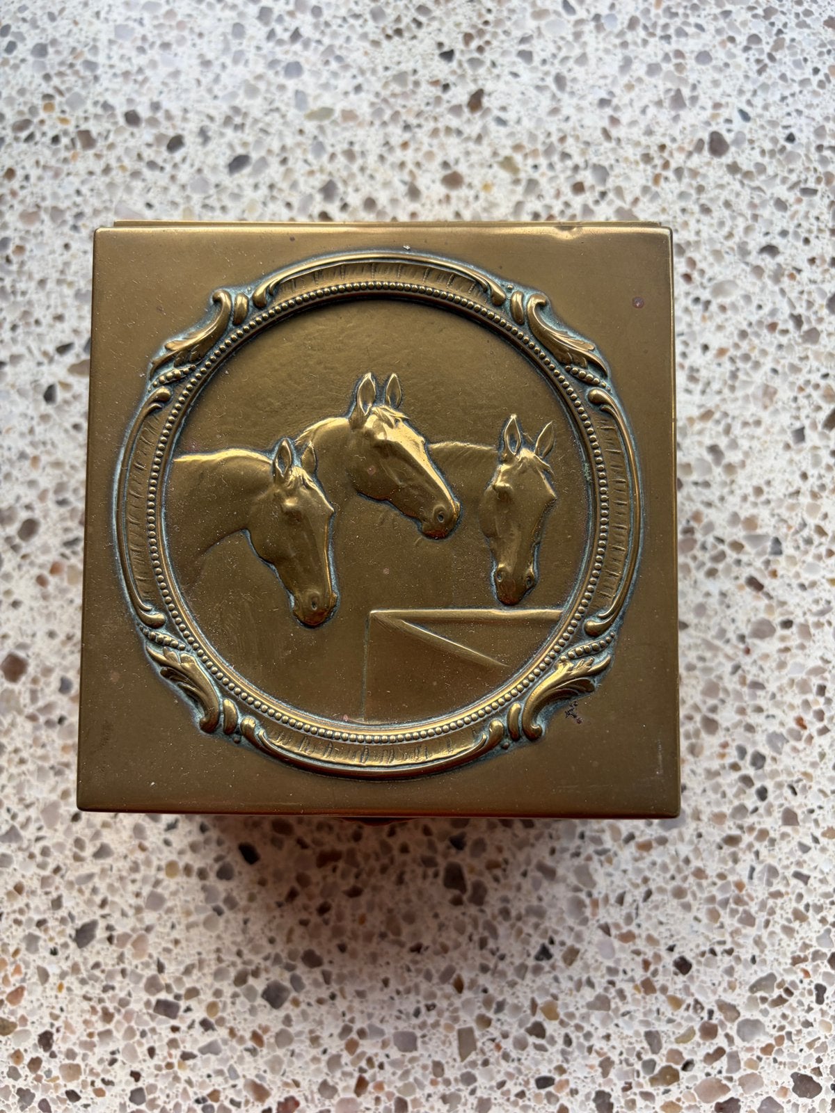 Antieke koperen / bronzen sigarendoos met paardenhoofden, Ophalen of Verzenden, Gebruikt, Overige typen