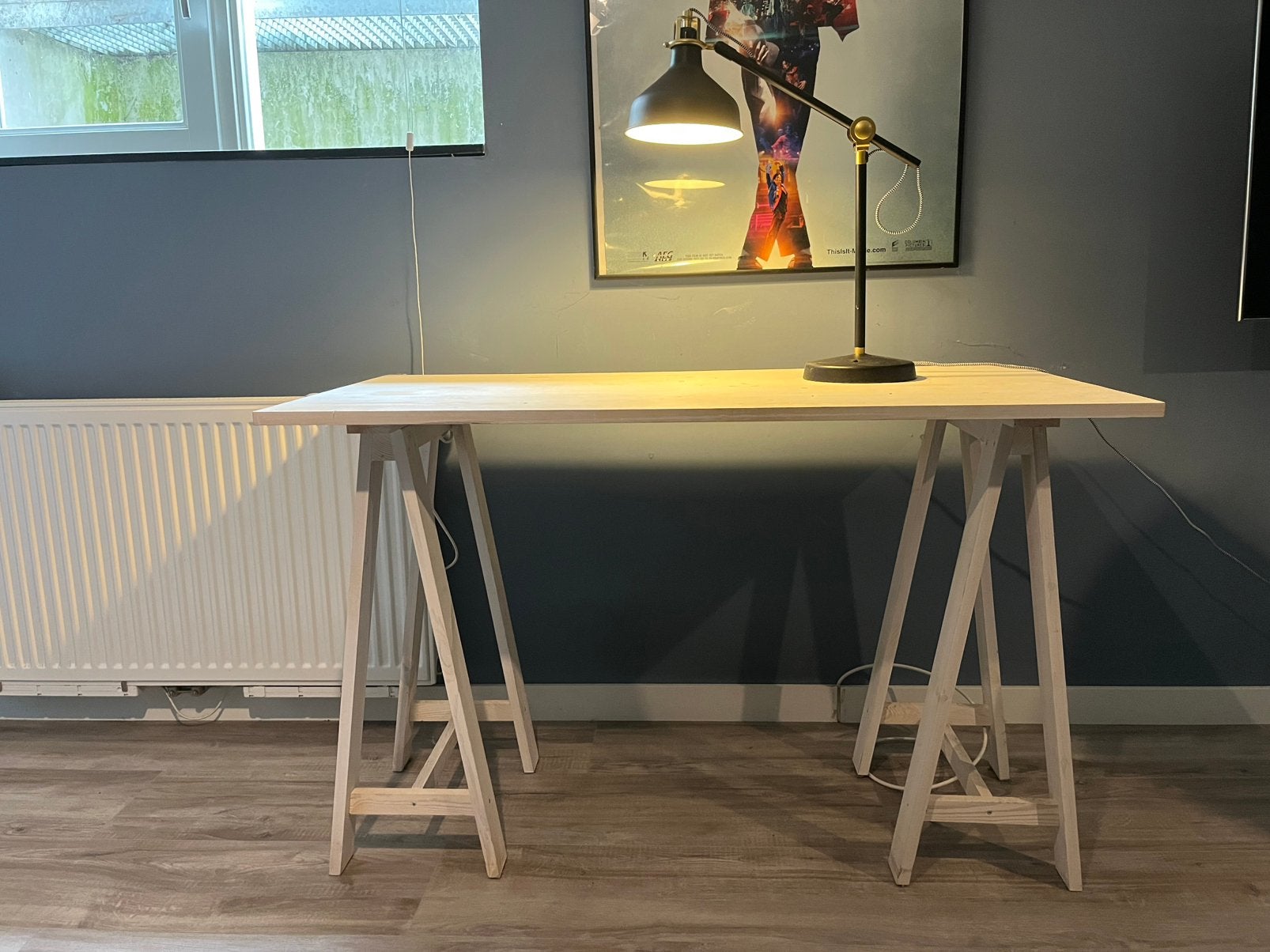 Woood bureau 120 x 60 wit grenen met schragen poten, Ophalen, Zo goed als nieuw