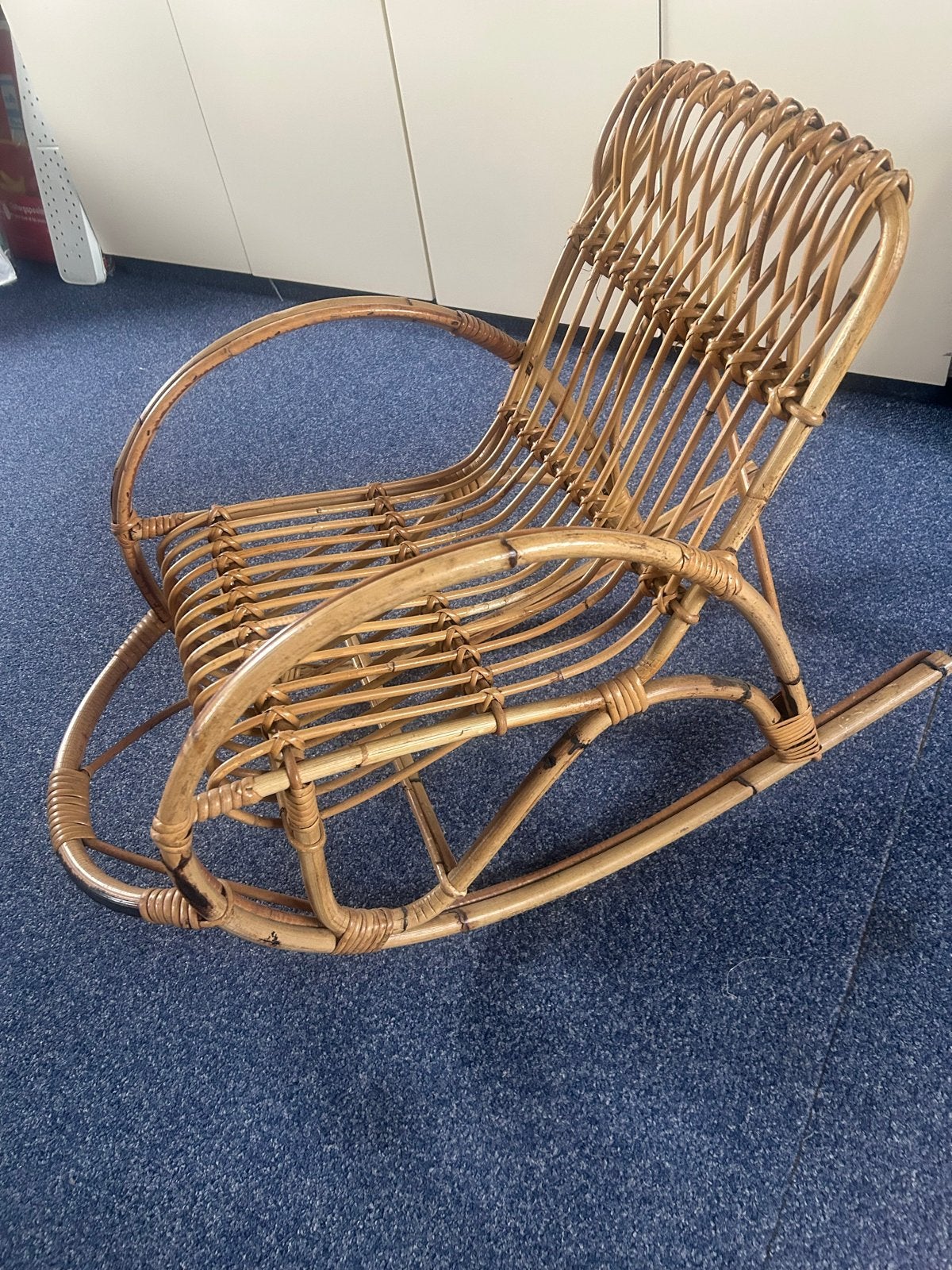 Vintage rotan kinder schommelstoel, Ophalen, Gebruikt, Bruin, Riet of Rotan