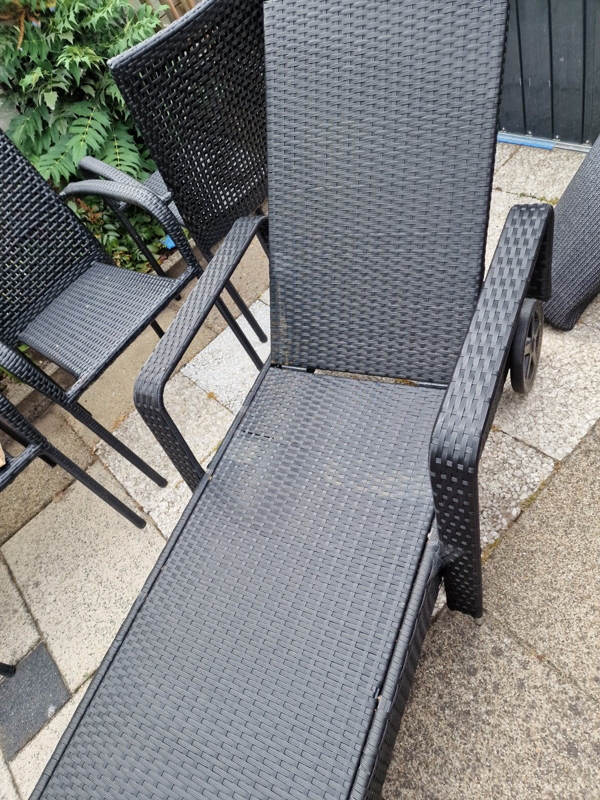 Rotan ligbed met wielen en verstelbare rugleuning, Tuin en Terras, Ligbedden, Ophalen, Gebruikt, Rotan, Verstelbaar