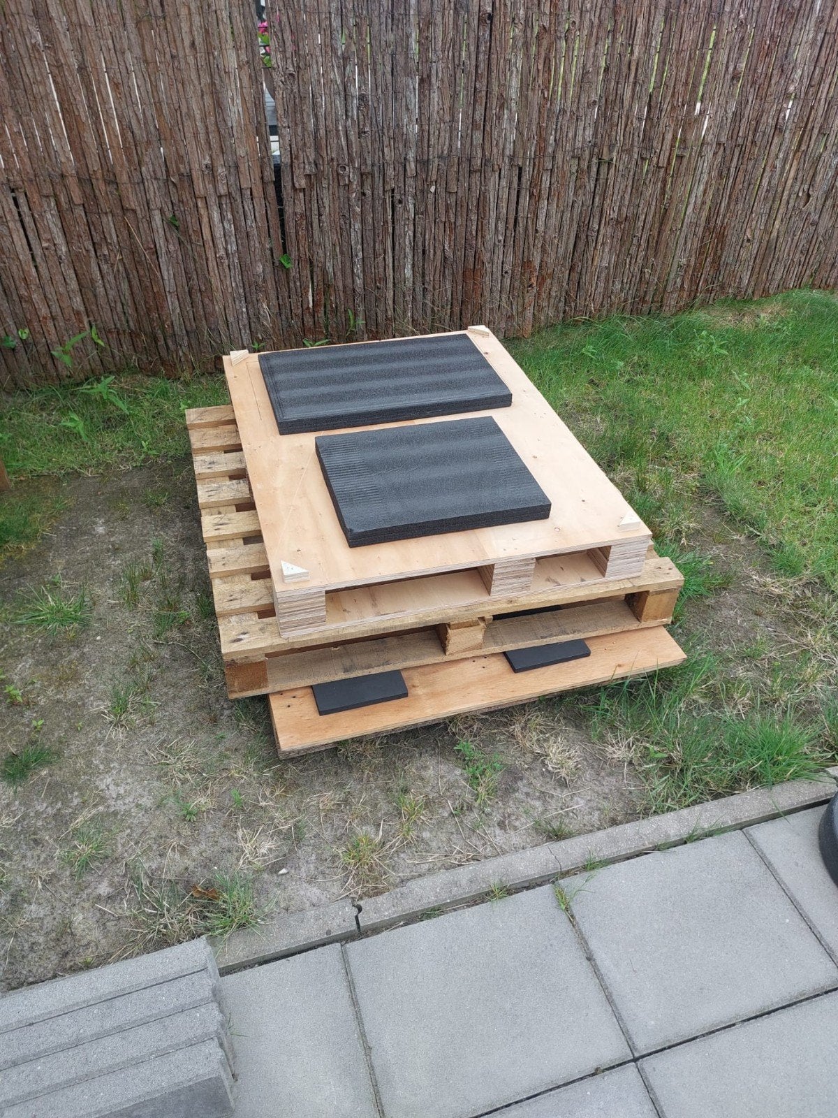 3 Pallets, waarvan 2 met schuimblokken, Ophalen