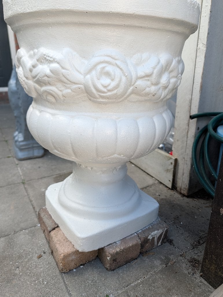 Klassieke bloempot van beton met rozenornament 60 euro, Ophalen, Rond, Zo goed als nieuw, Minder dan 40 cm