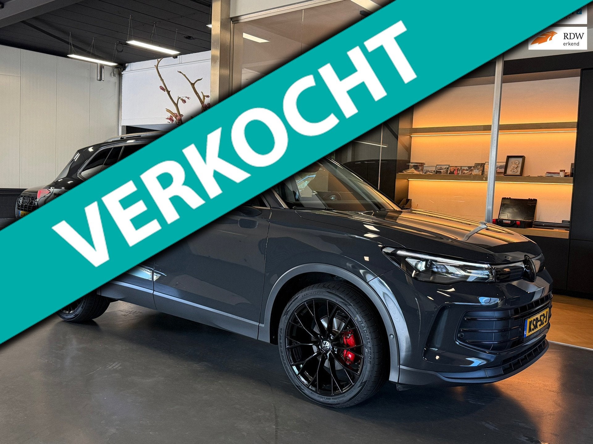 Volkswagen Tiguan 1.5 eTSI Panorama Sfeerverl. Blackstyle 1e, Auto's, Zwart, 4 cilinders, Leder en Stof, Origineel Nederlands